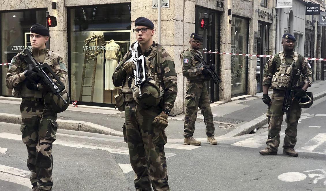 Franska soldater i området i Lyon där explosionen inträffade. Foto: Sebastien Erome AP/TT