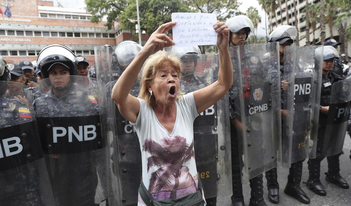 En kvinna protesterar mot president Nicolás Maduros styre i Venezuelas huvudstad Caracas. Foto: Martin Mejia/AP/TT-arkivbild