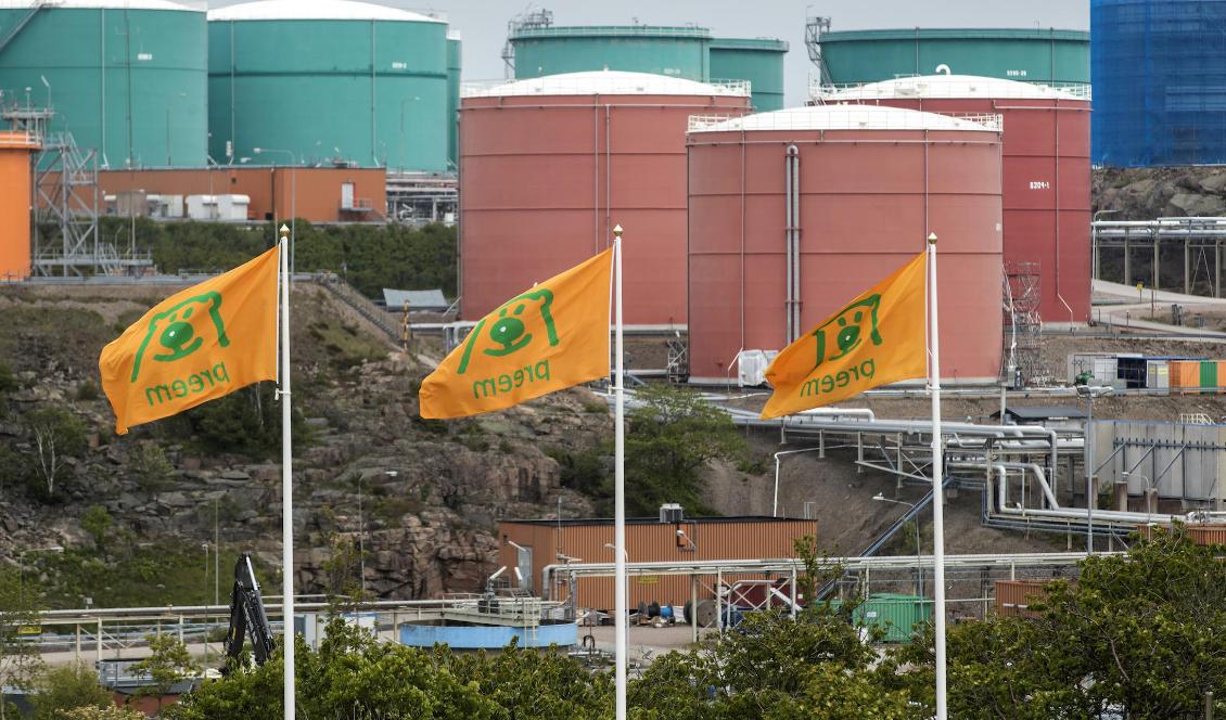 Preems raffinaderi vid Lysekil är Nordens största. Utbyggnaden som nu planeras får kritik av bland andra Naturskyddsföreningen. Preem fick ja i en första domstolsprövning, men domen överklagades. Nu ska mark- och miljööverdomstolen meddela om man tar upp ärendet. Foto: Thomas Johansson/TT