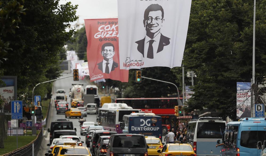 Valaffischer visar det Republikanska folkpartiets (CHP) kandidat Ekrem Imamoglu, som vann det första lokalvalet i Istanbul den 31 mars. Foto: Lefteris Pitarakis/AP/TT