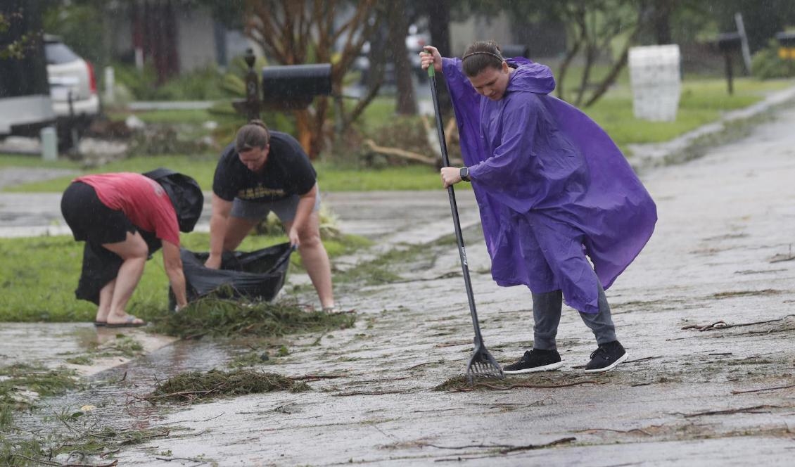 Invånare i Morgan City, Louisiana, kämpar mot ovädret Barry. Foto: Rogelio V Solis/AP/TT
