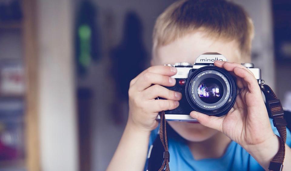 Många människor övar färdigheter på ett ytligt sätt, och gör långsamma framsteg inom de svåra områdena, men barn som lär sig grundlig träning kan bättre göra flitiga framsteg, enligt forskningsstudier. Foto: Markus Spiske