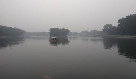 När han gick ombord möttes han av en stark söt doft. Kanske fanns någon mycket speciell person på båten.