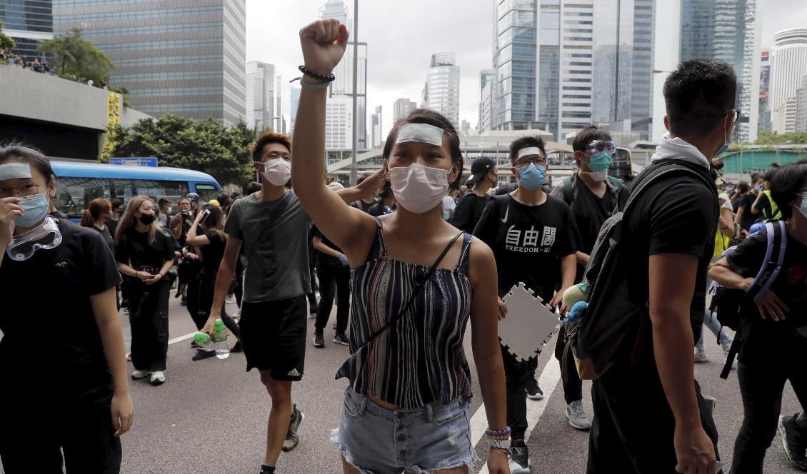 Tusentals demonstranter i Hongkong kräver bland annat att ett kontroversiellt lagförslag helt dras tillbaka. Foto: Kin Cheung/AP/TT
