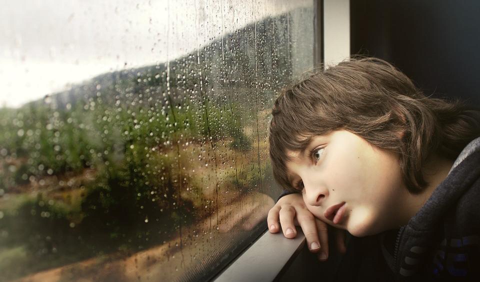 Antipsykotiska läkemedel som idag ges till barn och ungdomar, såsom risperidon, kan ge allvarliga bieffekter på hälsan visar forskning.