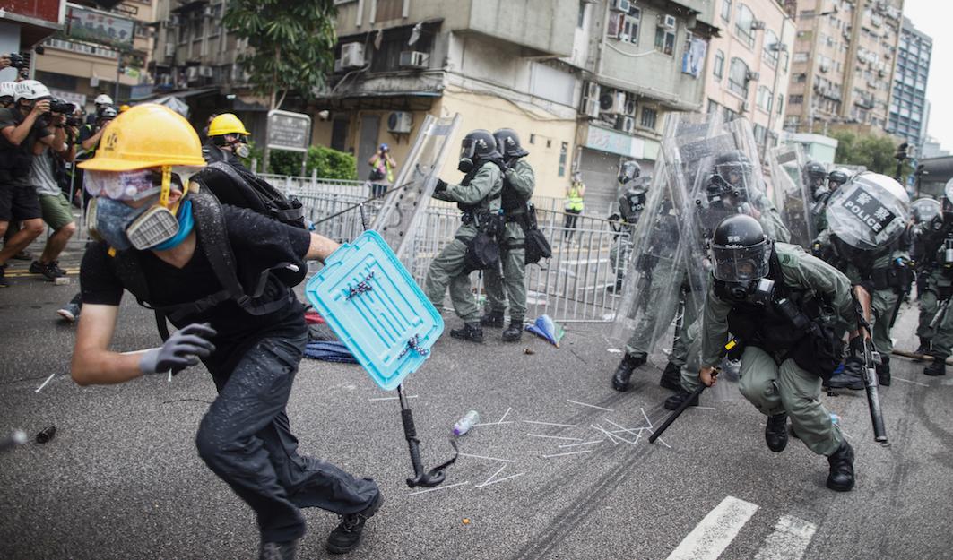 Under lördagens otillåtna protester i Yuen Long i Hongkong utbröt kaos när polis och demonstranter drabbade samman. Foto: Eric Tsang/AP/TT