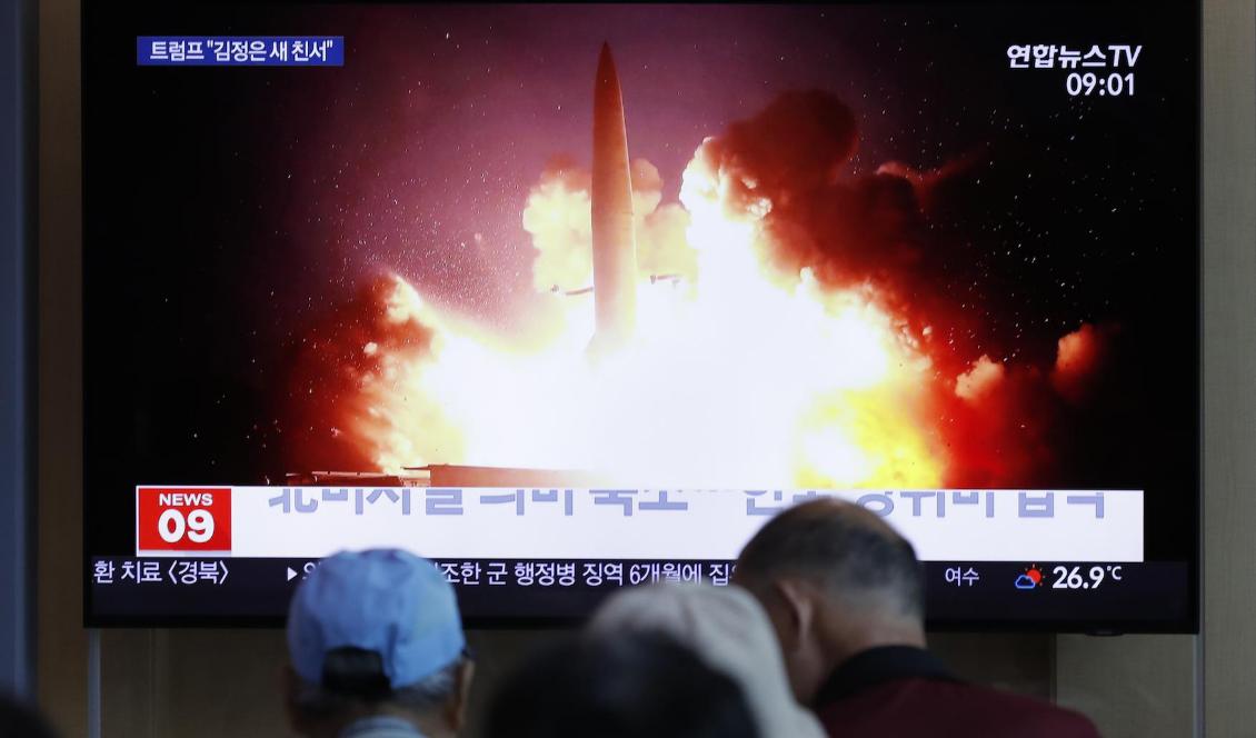 Sydkoreaner på Seouls centralstation tittar på tv-rapportering om Nordkoreas robottester. Foto: Lee Jin-Man/AP/TT