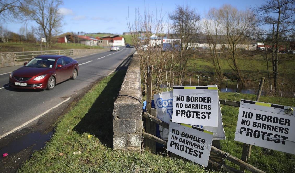 En bilist korsar den irländska gränsen i Middletown, Nordirland. Foto: Peter Morrison/AP/TT-arkivbild