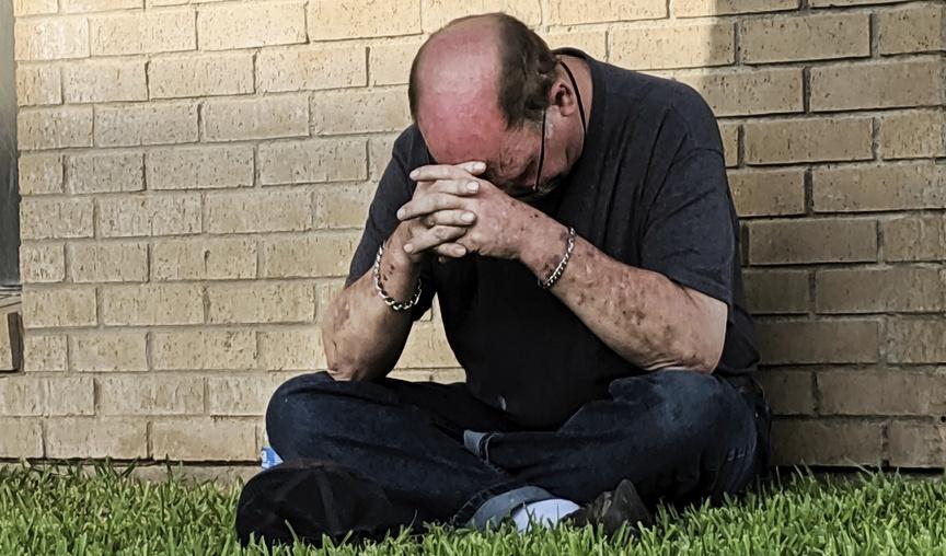En man ber utanför en akutmottagning i Odessa, Texas, dit flera skadade fördes. Foto: Mark Rogers/AP/TT