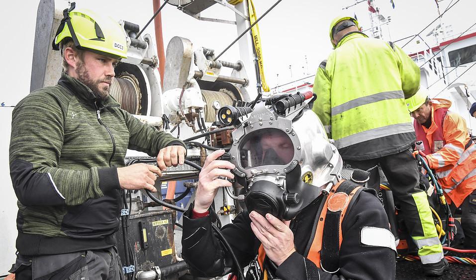 Saneringen är ett krävande uppdrag som utförs av erfarna dykare. Foto: Jonas Ekströmer/TT