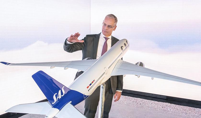 SAS vd Rickard Gustafson vid presentationen av SAS nya flygplansdekor tidigare i veckan. Mindre färgåtgång vid målningen minskar vikten på planet och håller nere bränsleförbrukningen, enligt bolaget. Foto: Johan Nilsson/TT