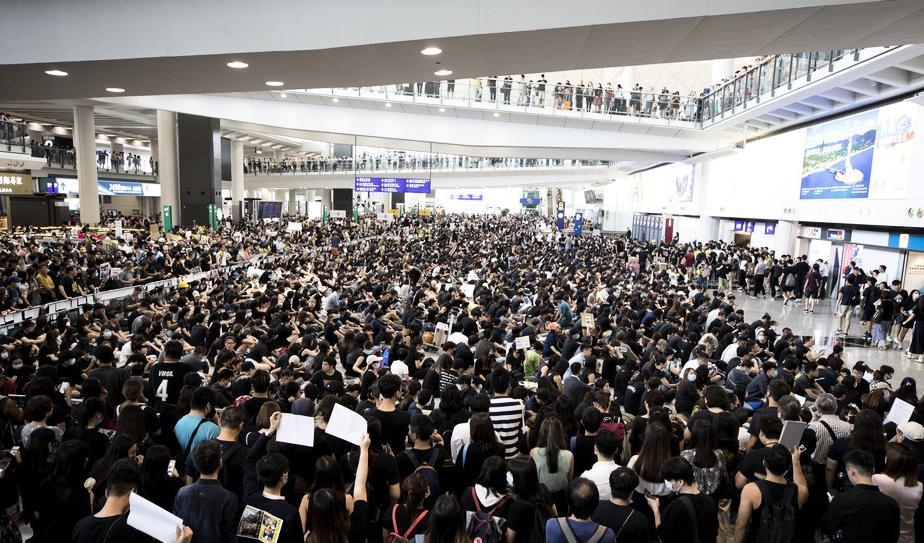 Protester på Hongkongs internationella flygplats i augusti. Foto: Vincent Thian/AP/TT