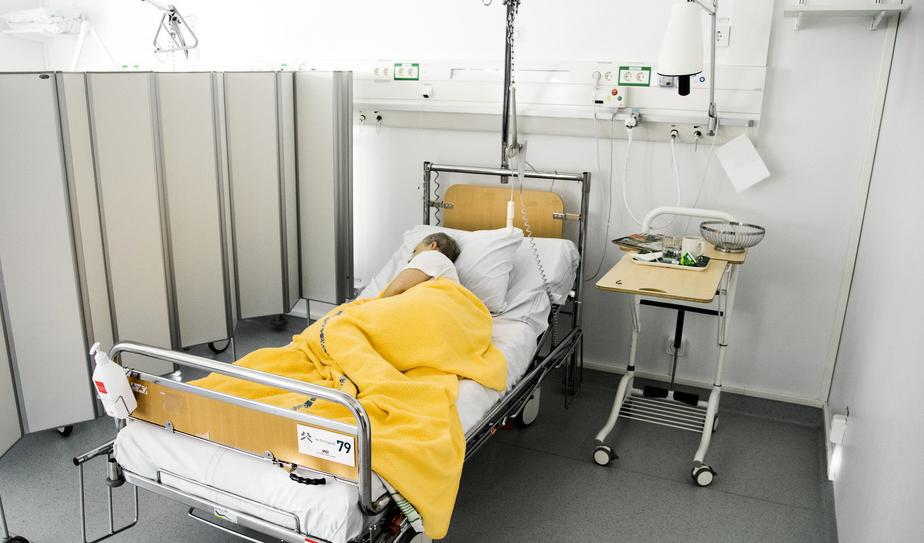 Alltfler svårt sjuka patienter måste flyttas på grund av resursbrist. Foto: Claudio Bresciani/TT-arkivbild