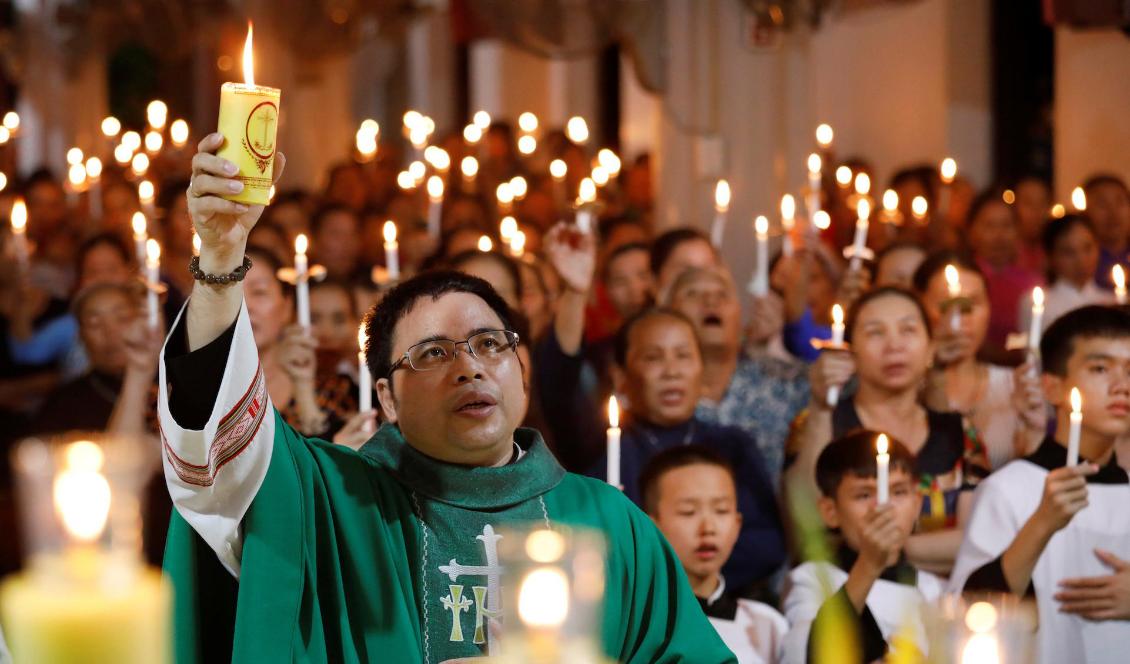 Anthony Dang Huu Nam, en katolsk präst, håller sorgemässa i landsbygdsstaden Yen Thành i provinsen Nghe An i norra Vietnam. Foto: Kham/Reuters/TT