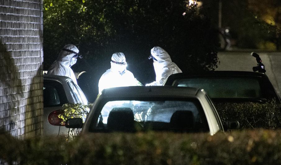 Polisens kriminaltekniker på plats i Malmö natten till söndagen. Foto: Johan Nilsson/TT