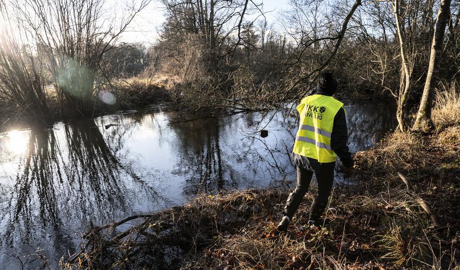 Frivilligorganisationen Fikk inledde en sökinsats efter kvinnan under helgen. Här frivilliga som söker utmed Vramsån i Tollarp. Foto: Johan Nilsson/TT