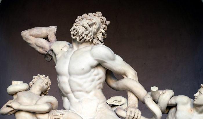 Detalj av "Laocoon och hans söner", 40–30 f.Kr. Plinius den äldre tillskrev skulpturen till Agesander, Athenodoros och Polydorus. Marmor, 208 cm hög, 163 cm bred och 112 cm djup. Vatikanmuseet, Italien