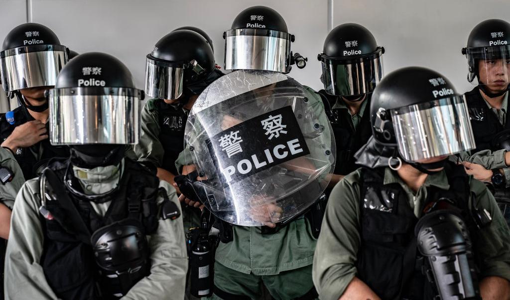 HONGKONG. Kravallpolis säkrar ett område utanför Tung Chung tunnelbanestation den 7 september 2019. i Hongkong, Kina. Foto: Anthony Kwan/Getty Images
