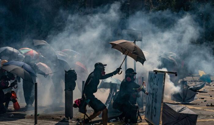Demonstranter drabbar samman med polisen vid Hong Kong Polytechnic University i Hong Kong den 17 november 2019. Foto: Anthony Kwan/Getty Images