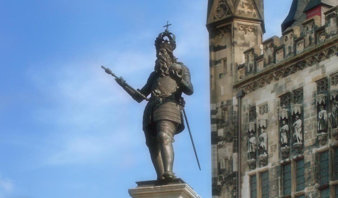 











Karlsbrunnen, staty av Karl den store i Aachens stadskärna.                                                                                                                                                                                                                                                                                                                                                                                                                                                                                                                                                                                                