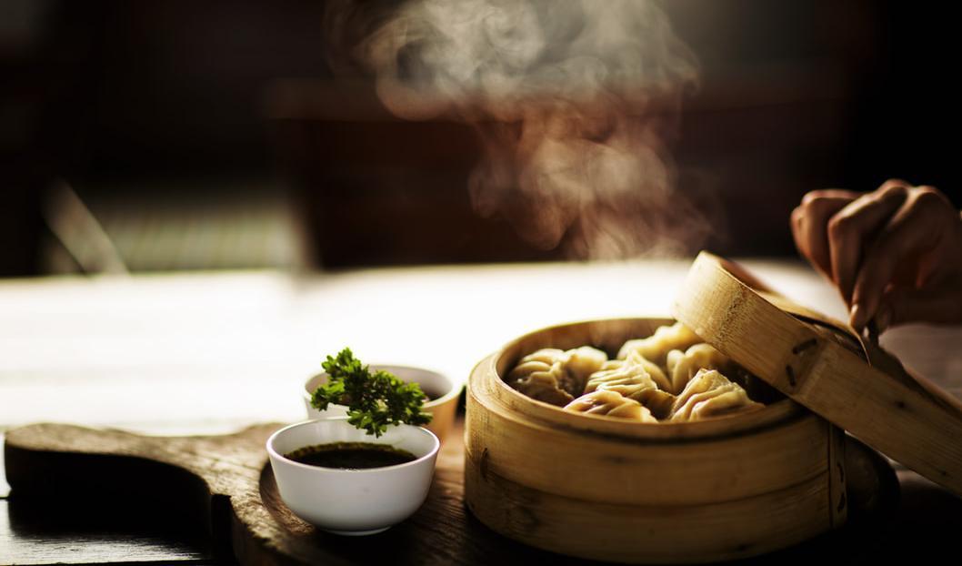 
Inom traditionell kinesisk medicin är matsmältningen avgörande för hälsan. Magsäcken betraktas som en gryta som ska vara lagom varm, och därför är det bra att äta tillagad, varm mat, och unvika alltför kall mat och dryck. Foto: Pooja Chaudhary                                                