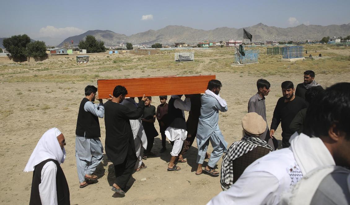 Ett offer för helgens attack mot en bröllopsmottagning i Kabul begravs. Foto: Rafiq Maqbool/AP/TT