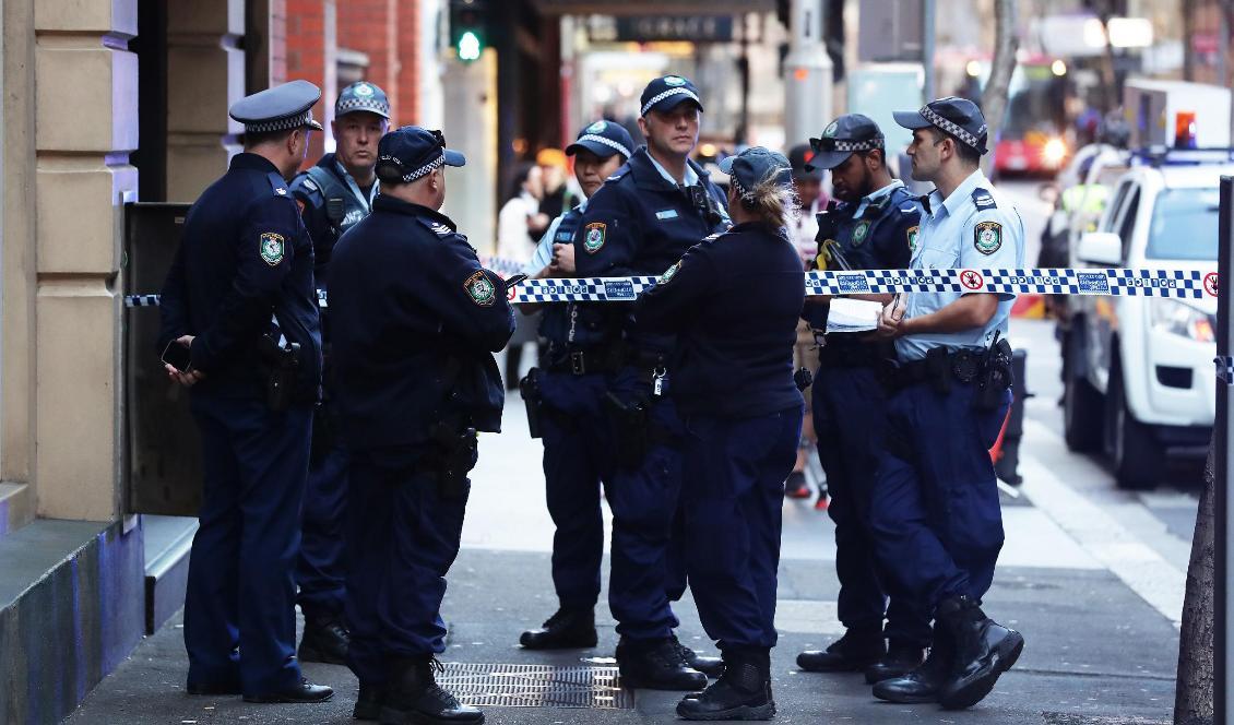 Polis i Sydney i Australien där en kvinna dog och en skadades efter en knivattack på tisdagseftermiddagen lokal tid. Foto: Matt King/Getty Images