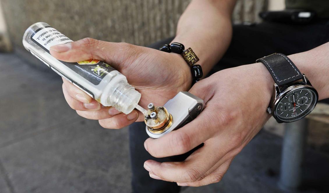 Många ungdomar i USA använder e-cigaretter smaksatta med mint, mentol eller frukt. Foto: Samantha Maldonado/AP/TT-arkivbild