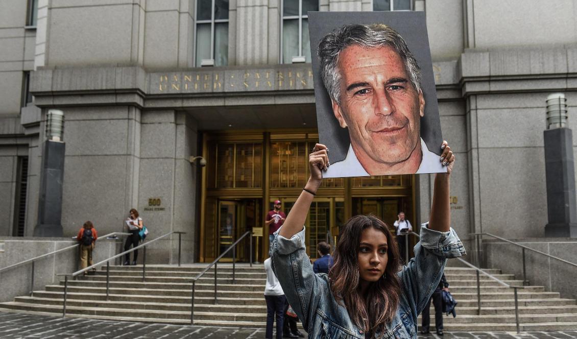 



En demonstrant håller upp ett foto på den sexbrottsanklagade Jeffrey Epstein som hittade död i sin cell på lördagsmorgonen. Foto: Stephanie Keith/Getty Images                                                                                                                                                                                                