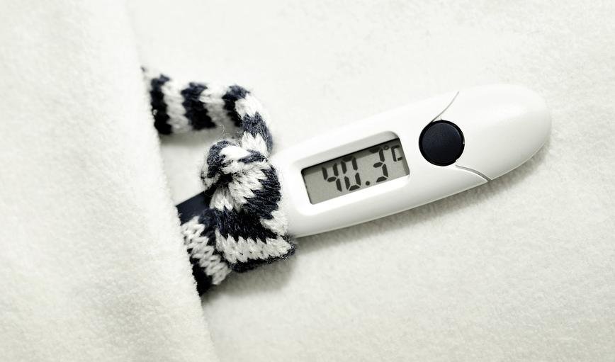 Undertryckande av feber kan skada ett utvecklande immunförsvar och är bara meningsfullt när febern är livshotande, menar den amerikanske läkaren Thomas Cowan.