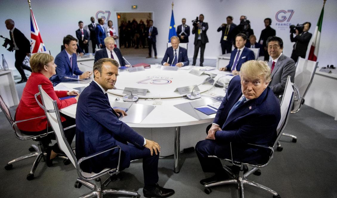 
USA:s president Donald Trump (längst fram till höger) på G7-mötet. Här med bland andra Frankrikes president Emmanuel Macron (längst fram till vänster) och Tysklands Angela Merkel (till vänster). Foto: Andrew Harnik/AP/TT                                                