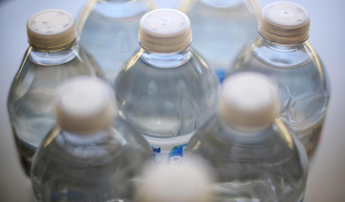 San Franciscos internationella flygplats är den första i världen att förbjuda försäljning av vatten i plastflaskor. Foto: Richard Vogel/AP/TT