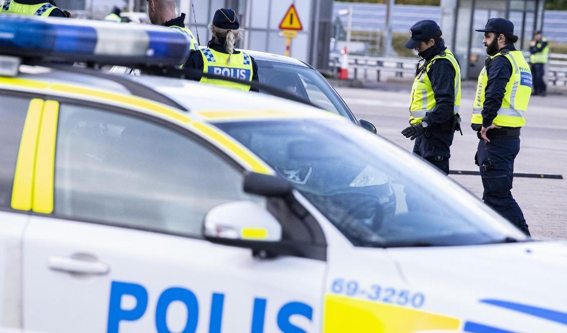 
Polis och passkontrollanter genomför id-kontroll Öresundsbrons betalstation på Lernacken. Foto: Johan Nilsson/TT-arkivbild                                                