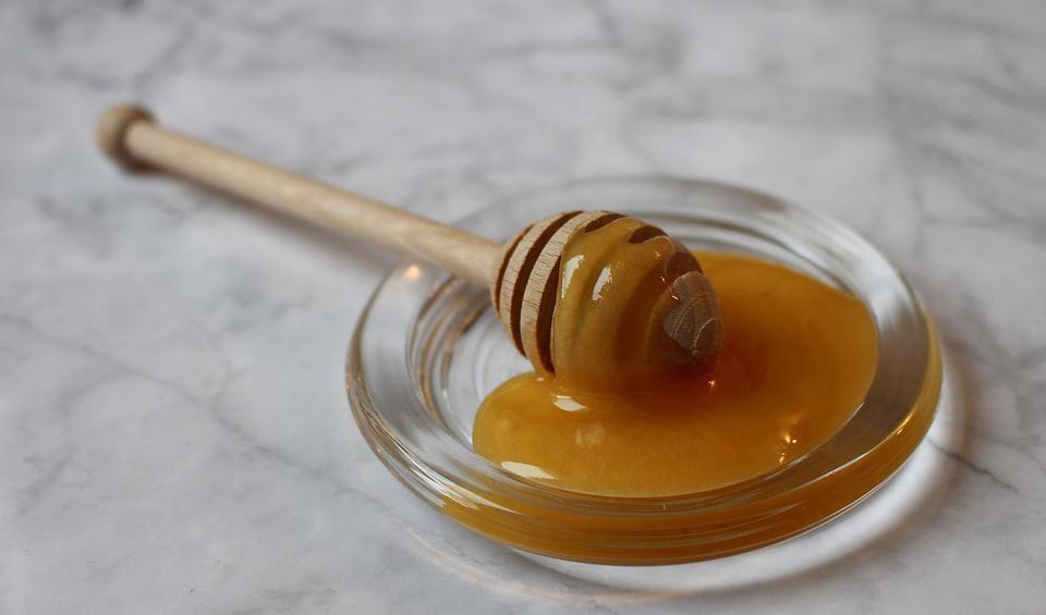 Forskning visar att manukahonung som tillverkas av manukaväxtens blommor på Nya Zeeland i Australien, är lika effektiv som en vanlig antibakteriell munskölj.