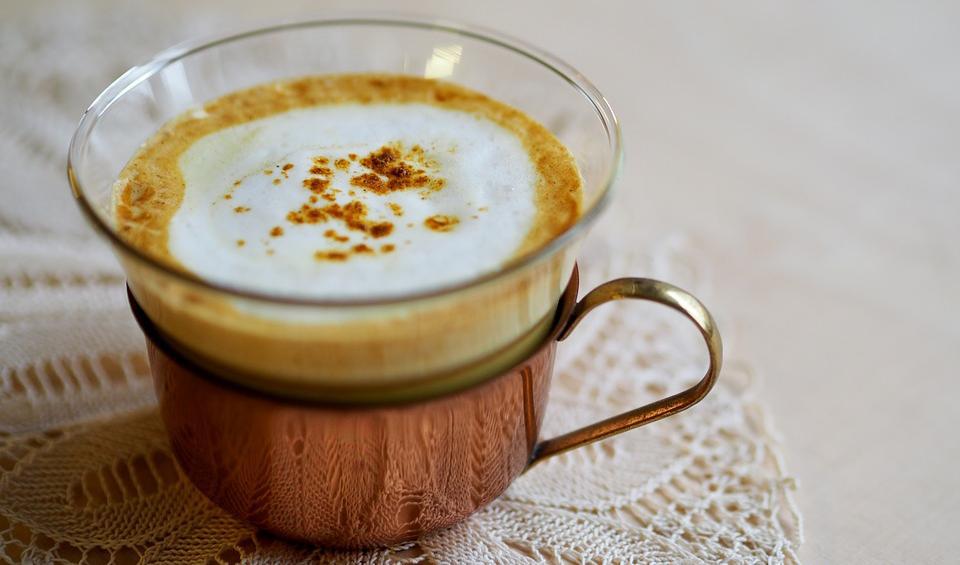 Guldmjölk eller gurkmejalatte är en läkande dryck med gamla anor.