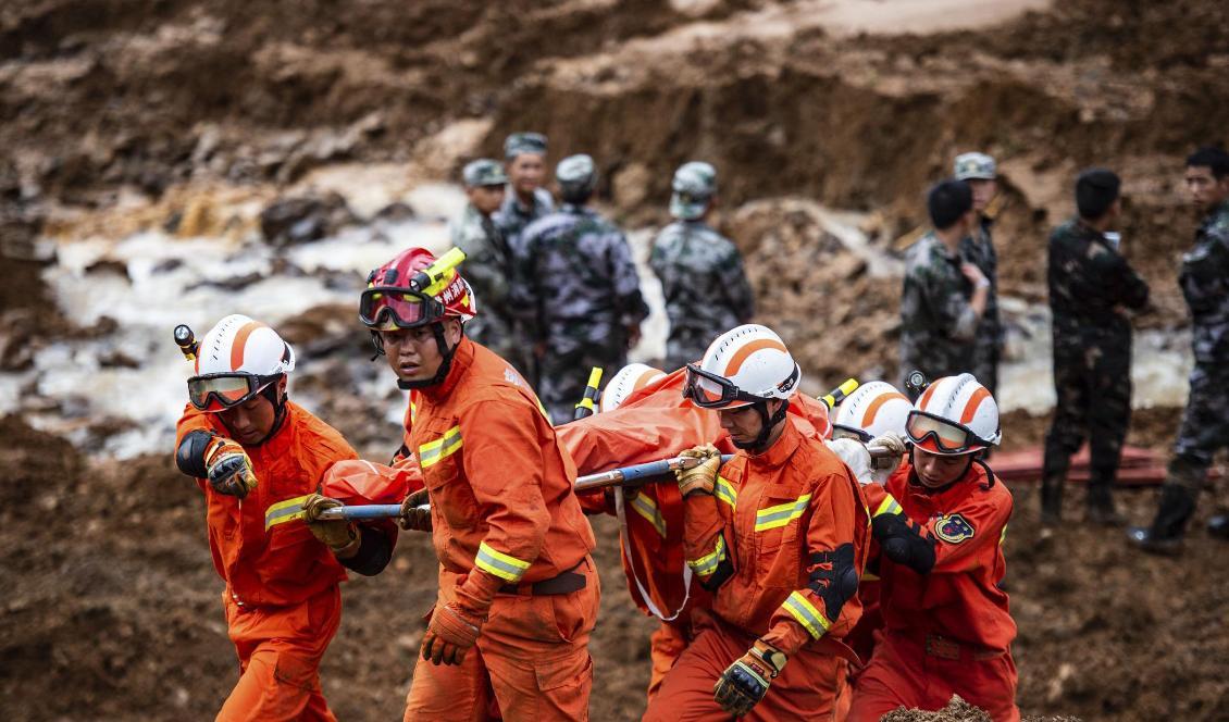 Räddningsarbetare arbetar på platsen för ett jordskred i sydvästra Kina. Foto: Tao Liang/AP/TT