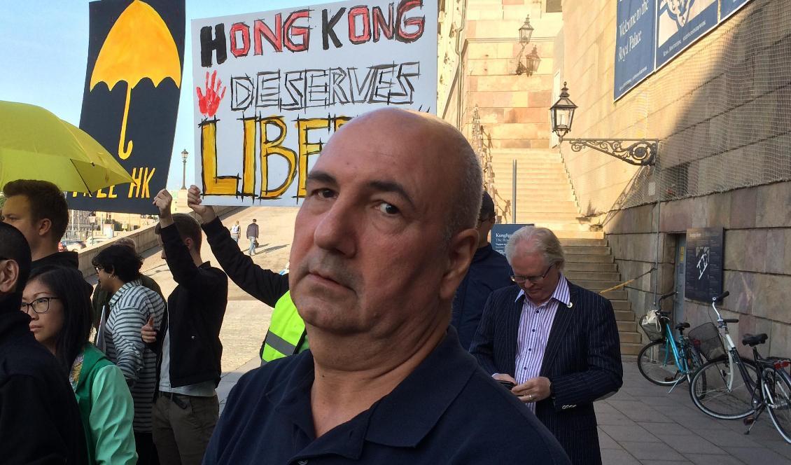 

En stödmanifestation för demokratirörelsen i Hongkong hölls på Mynttorget den 9 september i Stockholm. På bilden syns journalisten Kurdo Baksi, en av initiativtagarna. Foto: Tony Lingefors/Epoch Times                                                                                                
