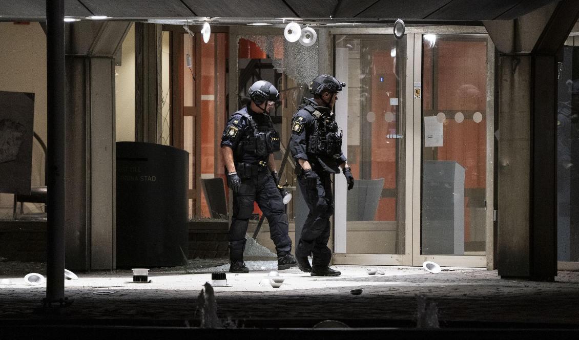 Polisens bombtekniker undersöker den söndersprängda entrén till Stadshuset i Landskrona natten till torsdagen. Foto: Johan Nilsson/TT