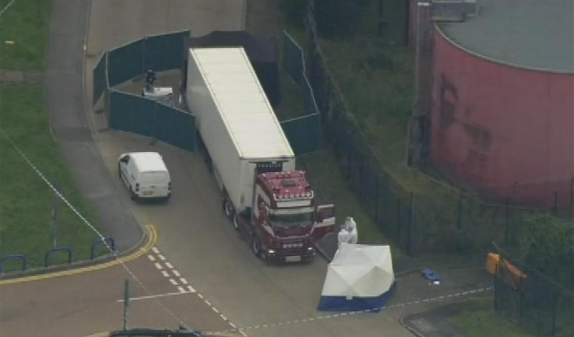 
Brittisk polis undersöker lastbilsutrymmet där 39 personer hittats avlidna.  Foto: AP/TT                                                