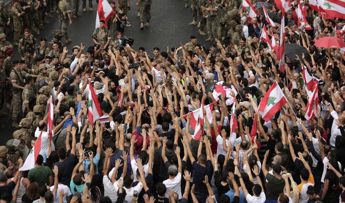 Libanon har lamslagits av enorma protester mot regeringen. Foto: Hassan Ammar/AP/TT-arkivbild