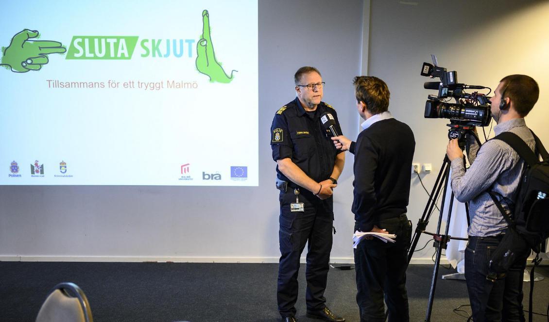 Stefan Sintéus, polisområdeschef i Malmö, berättar om projektet "Sluta skjut". Foto: Johan Nilsson/TT