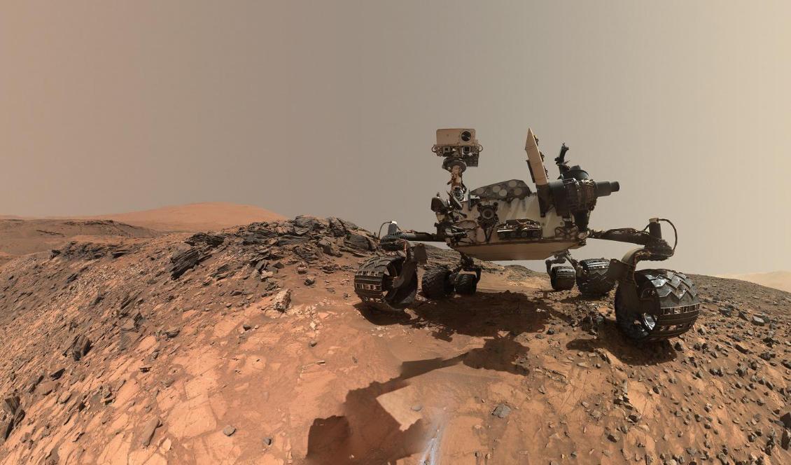 Marsroboten Curiosity rullar runt på Mars sedan augusti 2012 och skickar då och då selfies till jorden. De är tagna med hjälp av robotens arm, som sedan har retuscherats bort från bilden. Foto: NASA/TT