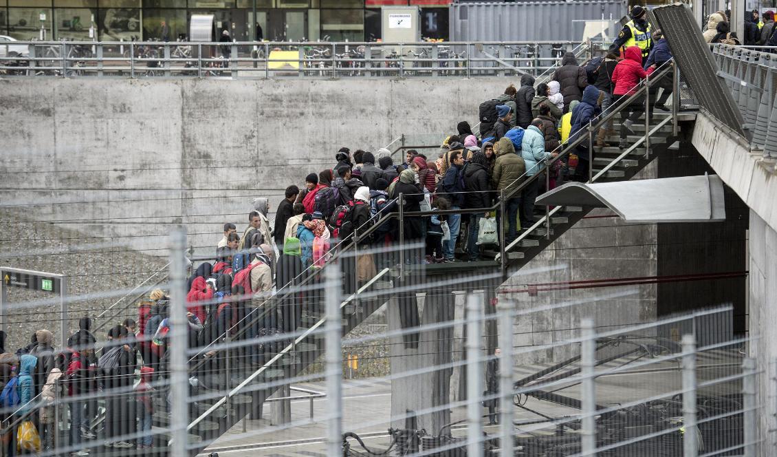 Polis övervakar kön av ankommande flyktingar i snålblåsten vid Hyllie station utanför Malmö i november 2015, på toppen av flyktingvågen. Foto: Johan Nilsson/TT-arkivbild