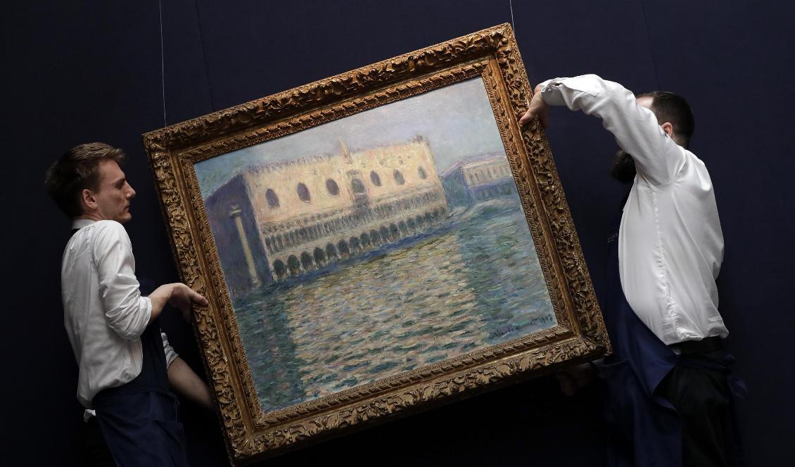 Claude Monets målning "Le Palais Ducal" såldes på auktionshuset Sotheby's i London i februari. Foto: Kirsty Wigglesworth/AP/TT-arkivbild