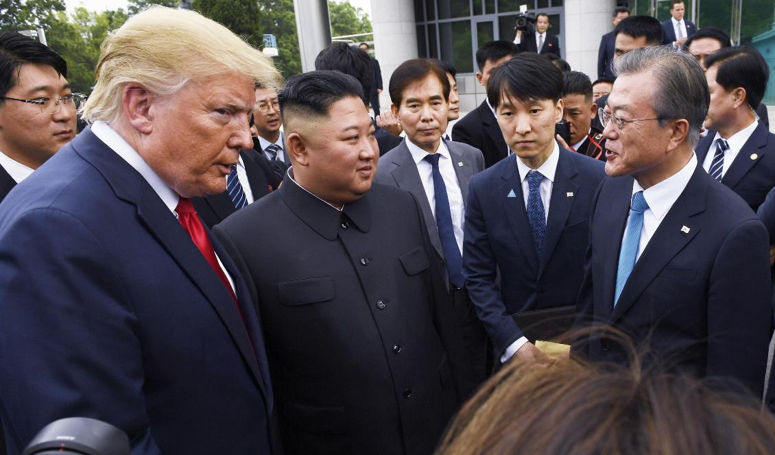 USA:s president Donald Trump, Nordkoreas diktator Kim Jong-Un och Sydkoreas president Moon Jae-In vid gränsen mellan Nord- och Sydkorea i somras. Foto: Susan Walsh/AP/TT