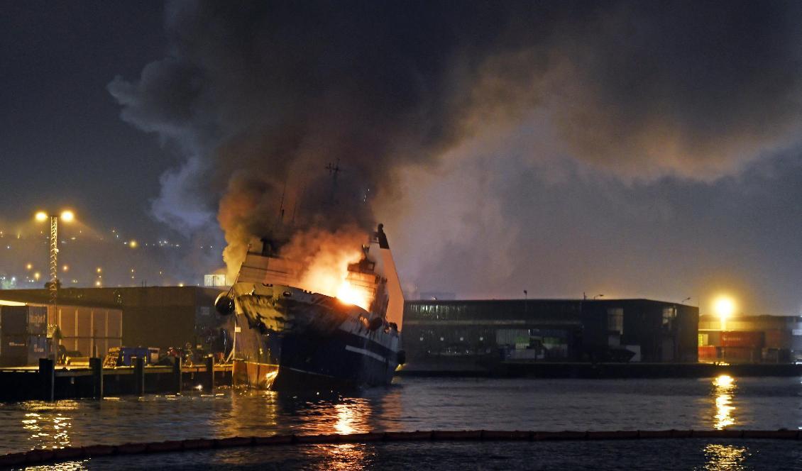 Det brinner kraftigt på den ryska trålaren i Breivika Hamn i Tromsø. Foto: Rune Stoltz Bertinussen