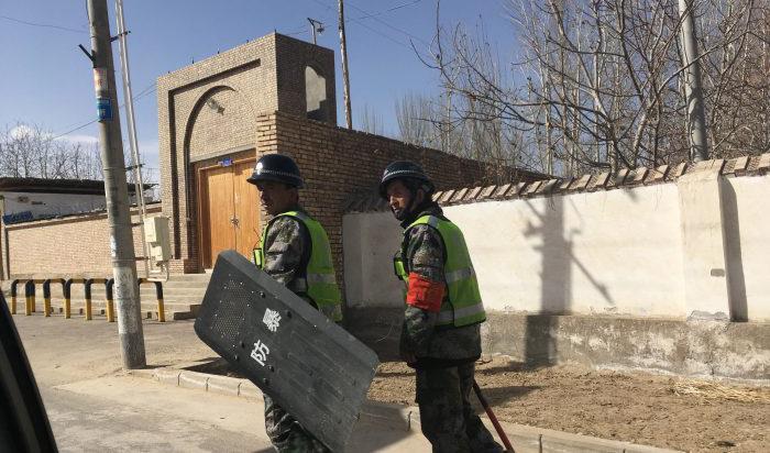 























Lokal polispatrull i en by i Hotan-distriktet i Kinas västra Xinjiang-region, den 17 februari 2018. Foto: Ben Dooley/AFP/Getty Images                                                                                                                                                                                                                                                                                                                                                                                                                                                                                                                                                                                                                                                                                                                                                                                                                                                                                                                                                                                                                                                                                                                                                                                                