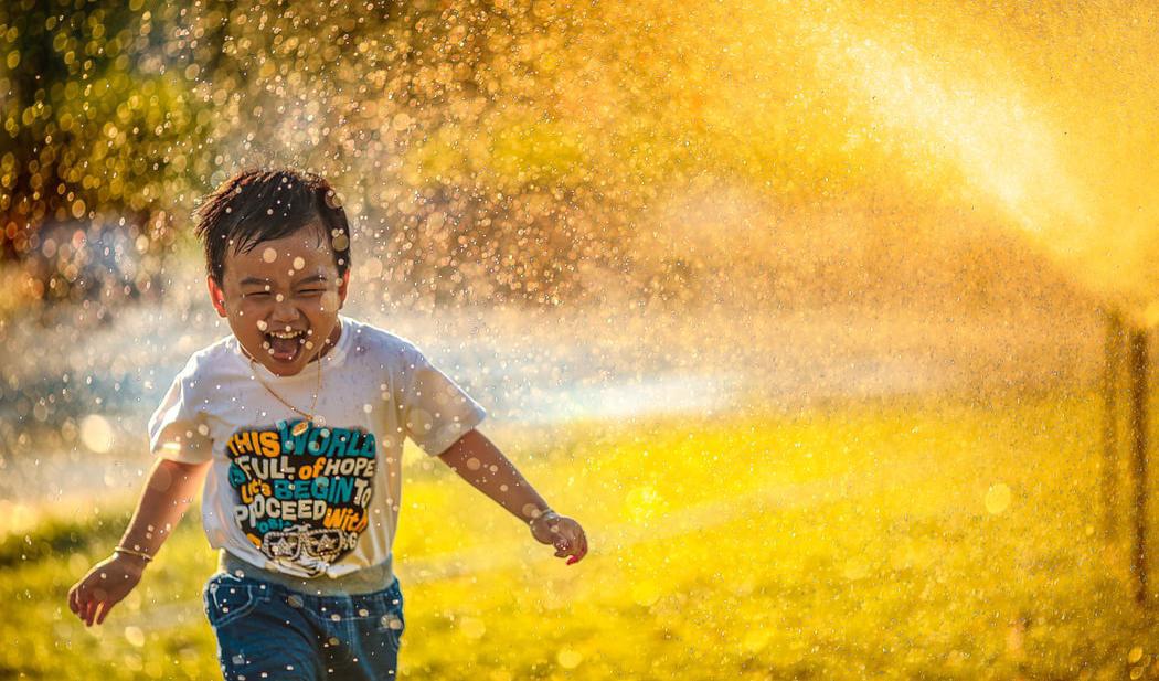 Barns förmåga att vara fullkomligt i nuet är avundsvärt. Foto: Mi Pham