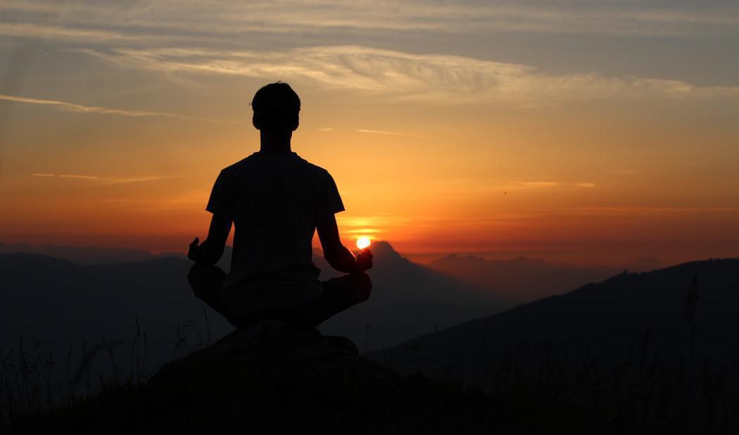 

Sanna Ehdin menar att meditation har en rad hälsoeffekter, bland annat stärker det immunförsvaret, minskar inflammation och ökar prestationsförmågan.                                                                                                