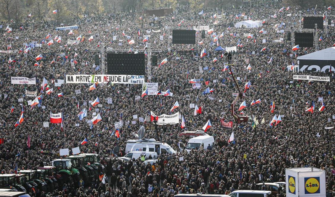 En stor regeringskritisk demonstration hölls i Tjeckiens huvudstad Prag på lördagen. Foto: Petr David Josek/AP/TT